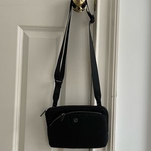 Lululemon curved lines crossbody